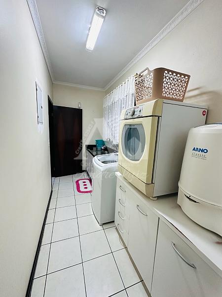 Sobrado no Jo�o Costa | Porteira Fechada | 300m� 57