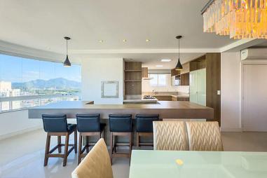 APARTAMENTO QUADRA MAR MOBILIADO À VENDA NO ED. TORRE D`VENEZA NO CENTRO DE BALNEÁRIO CAMBORIÚ