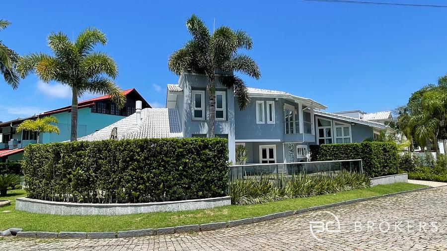 MOBILIADA, COM PISCINA, MOVEIS PLANEJADOS, 4 SU�TES, E 2 VAGAS DE GARAGEM. 3