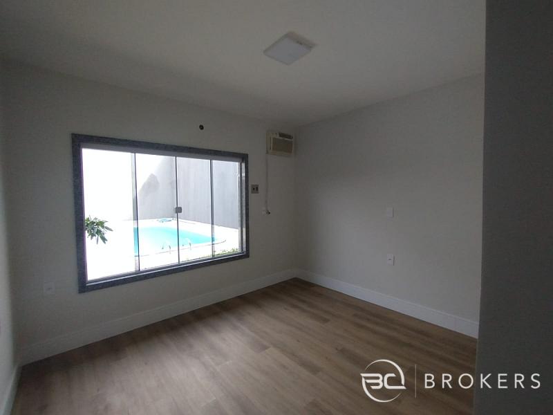CASA COM PISCINA E VARANDA GOURMET 10
