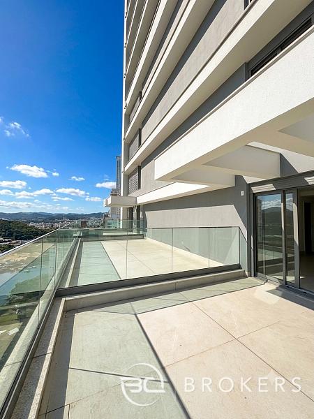 DIFERENCIADO COM �REA EXTERNA E PISCINA PRIVATIVA,. 6