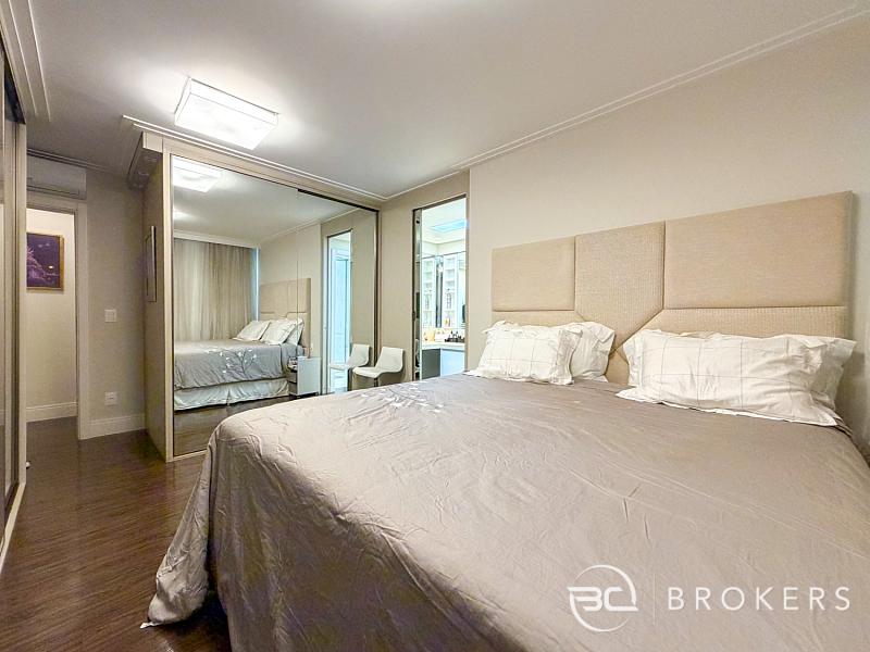 FRENTE MAR COM 5 SU�TES 19