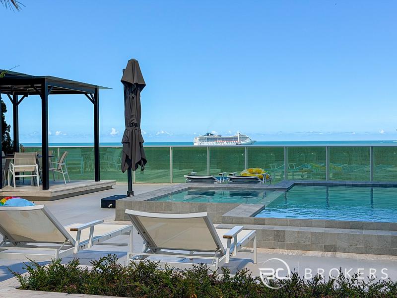 FRENTE MAR COM PISCINA PRIVATIVA 5 SU�TES 10