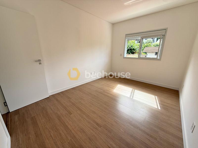 Sobrado em Localização Privilegiada – Conforto, Espaço e Sofisticação — foto 13