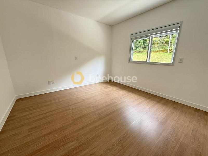 Sobrado em Localização Privilegiada – Conforto, Espaço e Sofisticação — foto 9