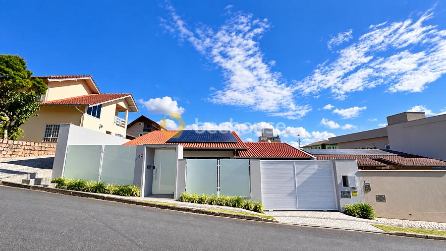 Casa plana na divisa com o Sagua�u | Piscina, energia solar e 4 vagas 1