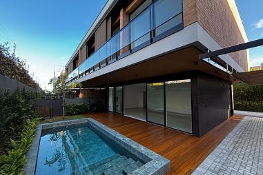 Casa com 4 quartos à venda, 298m², 4 banheiros, 2 garagens - Praia do Estaleiro - Balneário Camboriú
