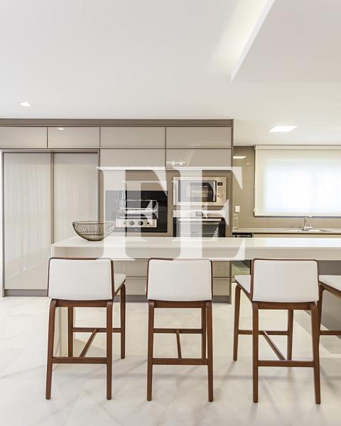 APARTAMENTO A VENDA NO EDIFICIO OCEAN BREEZE NO CENTRO DE BALNEÁRIO CAMBORIÚ MOBILIADO DECORADO E EQUIPADO COM LAZER COMPLETO — foto 4