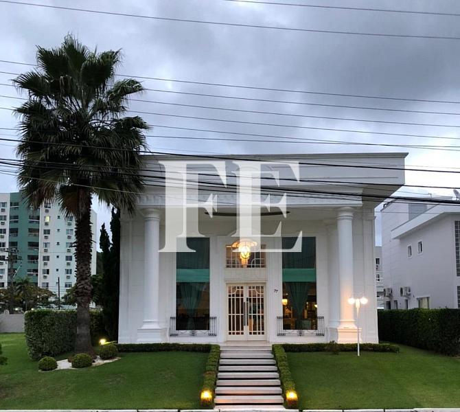 CASA LUXUOSA ESTILO NEOCLÁSSICO LOCALIZADA NO CONDOMÍNIO FECHADO PRAIA BRAVA HORIZONTAL — foto 2