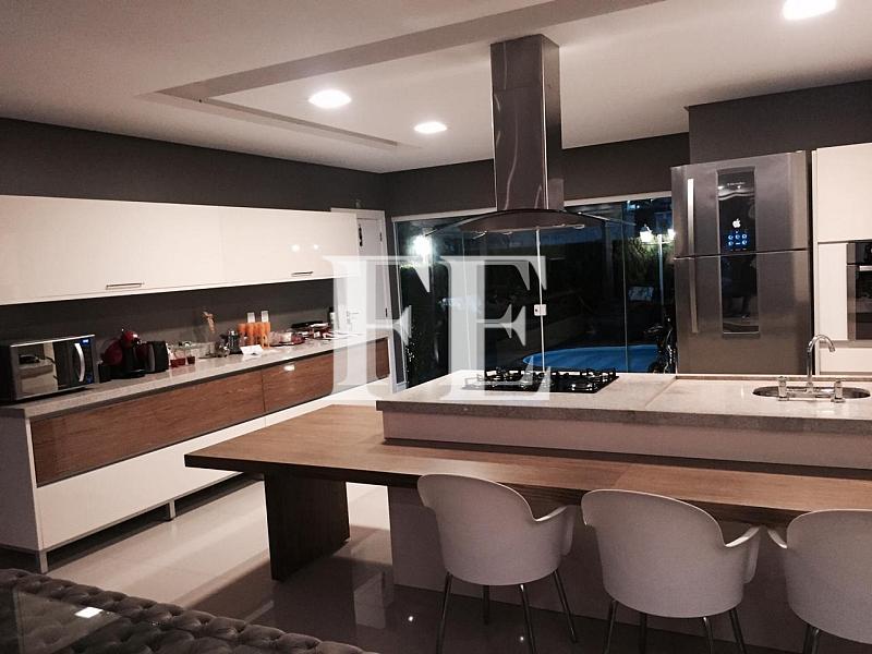 CASA LUXUOSA ESTILO NEOCLÁSSICO LOCALIZADA NO CONDOMÍNIO FECHADO PRAIA BRAVA HORIZONTAL — foto 17