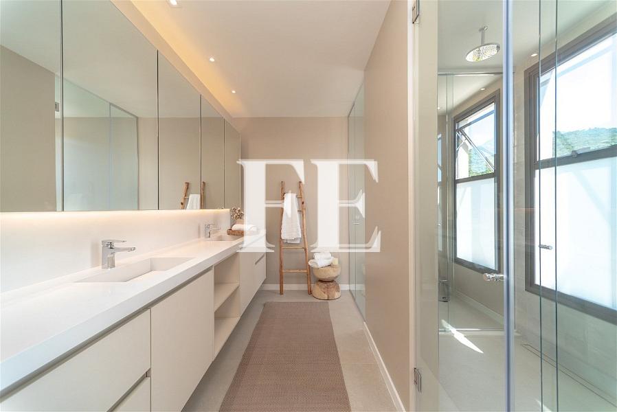 DE FRENTE PRO MAR NA PRAIA DO ESTALEIRO MOBILIADA E DECORADA COM 5 QUARTOS E PISCINA TERRENO COM 1385M² — foto 13