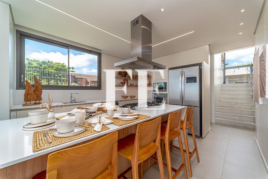 DE FRENTE PRO MAR NA PRAIA DO ESTALEIRO MOBILIADA E DECORADA COM 5 QUARTOS E PISCINA TERRENO COM 1385M² — foto 9