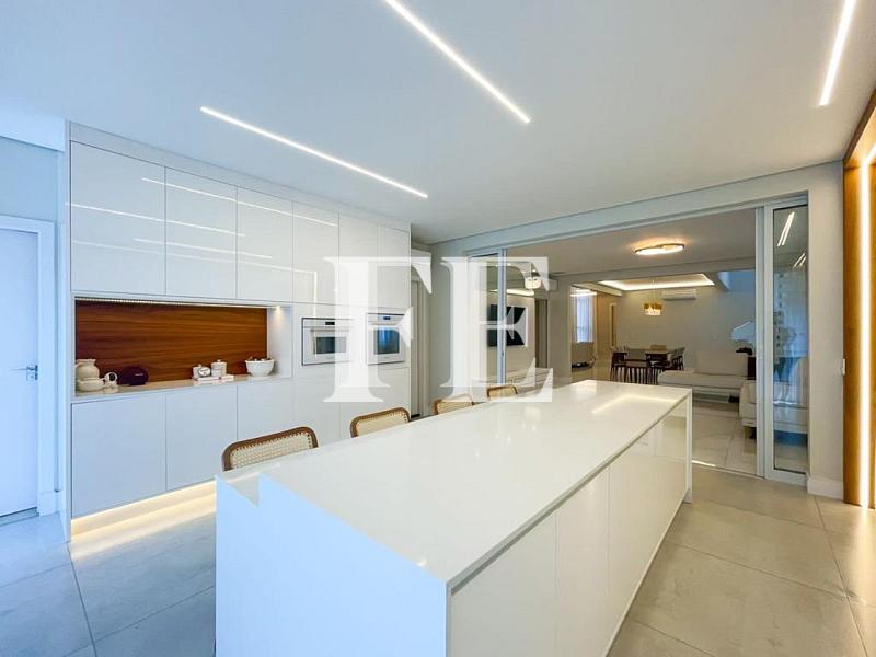 CASA A VENDA NO CONDOMINIO DO GOLF A POUCOS MINUTOS DE BALNEÁRIO CAMBORIÚ COM 4 SUÍTES FINAMENTE MOBILIADA E DECORADA E PISCINA — foto 12