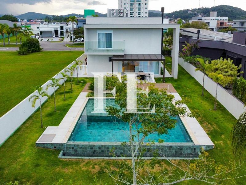 CASA A VENDA NO CONDOMINIO DO GOLF A POUCOS MINUTOS DE BALNEÁRIO CAMBORIÚ COM 4 SUÍTES FINAMENTE MOBILIADA E DECORADA E PISCINA — foto 3