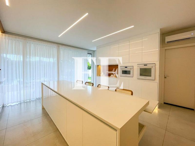 CASA A VENDA NO CONDOMINIO DO GOLF A POUCOS MINUTOS DE BALNEÁRIO CAMBORIÚ COM 4 SUÍTES FINAMENTE MOBILIADA E DECORADA E PISCINA — foto 14