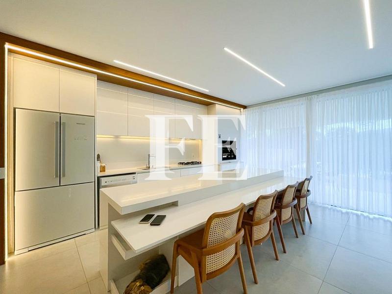 CASA A VENDA NO CONDOMINIO DO GOLF A POUCOS MINUTOS DE BALNEÁRIO CAMBORIÚ COM 4 SUÍTES FINAMENTE MOBILIADA E DECORADA E PISCINA — foto 10