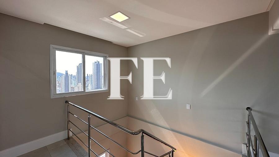 COBERTURA DUPLEX A VENDA SEMI MOBILIADA EM BALNEÁRIO CAMBORIÚ BEM CENTRAL EM REGIÃO EXCELENTE COM LINDA VISTA DO MAR — foto 16