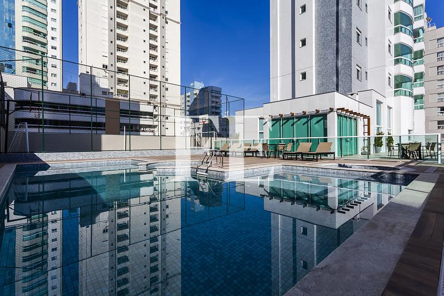 APARTAMENTO  A VENDA NO ED. TORRE ESMERALDA EM BALNEÁRIO CAMBORIÚ FINAMENTE MOBILIADO E DECORADO — foto 3