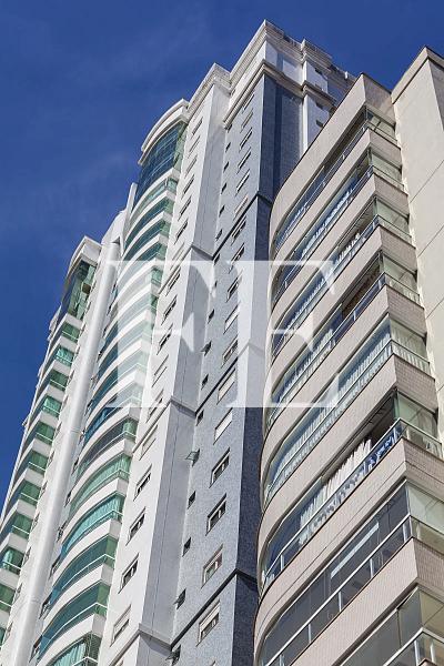 APARTAMENTO  A VENDA NO ED. TORRE ESMERALDA EM BALNEÁRIO CAMBORIÚ FINAMENTE MOBILIADO E DECORADO — foto 2