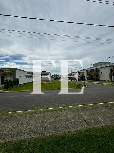 TERRENO A VENDA NO CONDOMÍNIO CALEDÔNIA DE ESQUINA EM FRENTE AO BOSQUE — foto 3