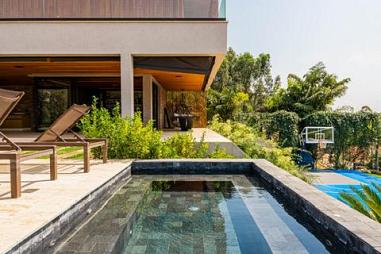 Arquitetura incrível, Vista surpreendente, rico paisagismo