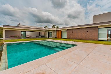 Casa de condomínio com 650 m², 5 quartos sendo 5 suítes à venda no bairro Condomínio Terras De São José II