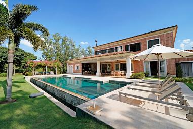 Casa de condomínio com 710 m², 5 quartos sendo 5 suítes à venda no Condomínio Haras Larissa.