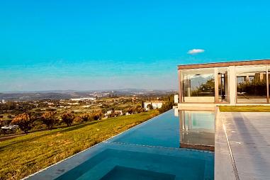 CASA À VENDA NO CONDOMÍNIO FAZENDA DA GRAMA COM 1.550M² DE ÁREA CONSTRUÍDA E 6 SUÍTES.