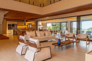 Projeto contemporâneo que preserva a essência de uma casa de campo.