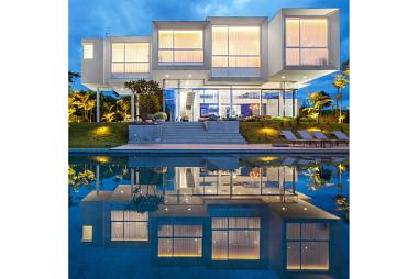 Casa incrível, forma de cubo emoldurados por folhagem baixa.