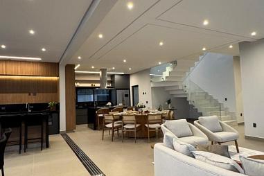 Projeto contemporâneo e vista livre para a natureza