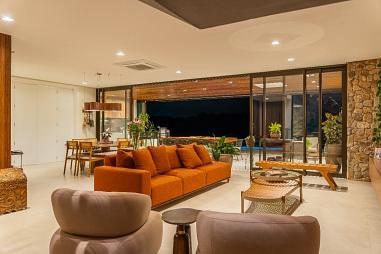 Arquitetura Contemporânea com Vista Panorâmica: Tecnologia, Adega  e Infraestrutura para Elevador em Itu