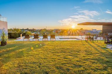 Arquitetura autoral, lazer incrível e pôr-do-sol.