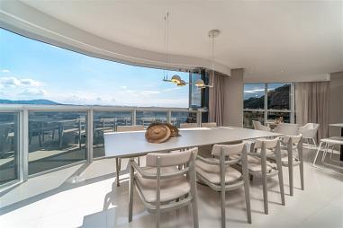 Apartamento mobiliado no Ibiza Towers, com 4 suítes, 233 m² privativos e 4 vagas de garagem — alto padrão em Balneário Camboriú.