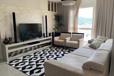 Apartamento mobiliado à venda, com 3 suítes, 120 m² privativos e 2 vagas de garagem, localizado na Rua 961, no Centro de Balneário Camboriú