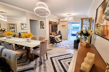 APARTAMENTO À VENDA, REFORMADO E MOBILIADO NA QUADRA DO MAR, COM  02 SUÍTES, 02 TERRAÇOS AMPLOS COM CHURRASQUEIRA A CARVÃO E GARAGEM PRIVATIVA GRANDE.