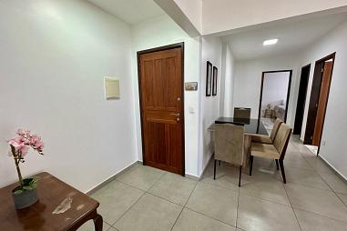 Apartamento à venda com 02 Dormitórios, dependência com banheiro, sacada com vista parcial do mar e 01 vaga privativa na quadra do mar de BC.