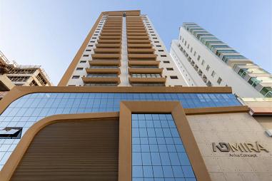 Apartamento à venda, com 04 suítes, 138 m² privativos, 03 vagas, churrasqueira na sacada e lazer com piscina, em Balneário Camboriú.