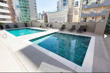 Apto na quadra do mar, com vista mar, 2 dormitórios, sendo 1 suíte, sacada com churrasqueira, box privativo, lazer com piscina, em Bal. Camboriú.