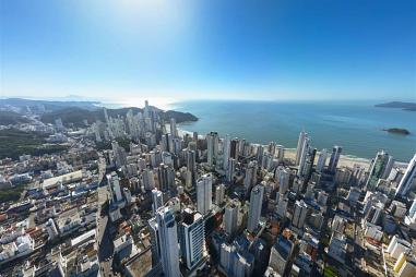 Apartamento na planta, com 3 suítes, 105 m² privativos e 2 vagas de garagem, com entrega prevista para 2029, em Balneário Camboriú.