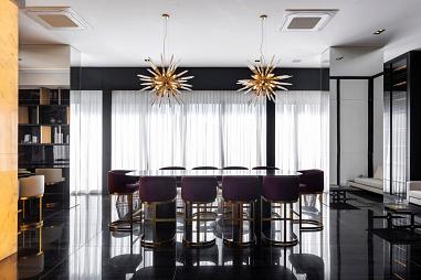 Localizado na região central, entre a 3ª Avenida e a Avenida Central, possui 2 suítes, 2 dormitórios, 151 m² privativos e 2 vagas de garagem.