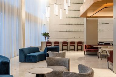 Frente mar, localizado na Barra Sul de Balneário Camboriú, pronto para morar. Possui 4 suítes, 4 vagas de garagem, sem mobília.