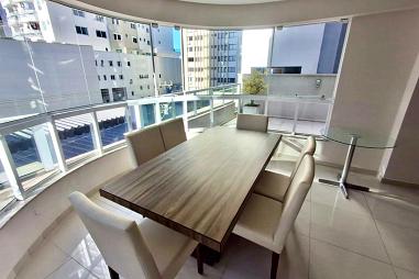 Localizado na quadra do mar, sentido Barra Norte, com área privativa 143m², 3 suítes e 2 vagas em bal. Camboriú