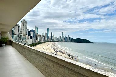 Cobertura frente mar com 340 m² privativos, com 3 suítes e 1 dormitórios, banheiro social, cozinha, lavanderia e 2 vagas de garagem, em Bal. Camboriú