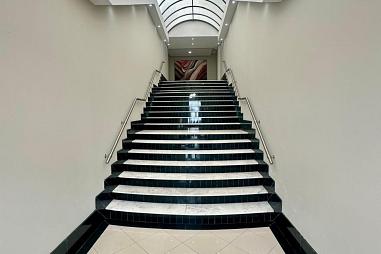 APARTAMENTO FRENTE MAR À VENDA COM 03 SUÍTES, SACADA INTEGRADA COM CHURRASQUEIRA A CARVÃO, 02 VAGAS DE GARAGEM E LAZER COM PISCINA FRENTE MAR.