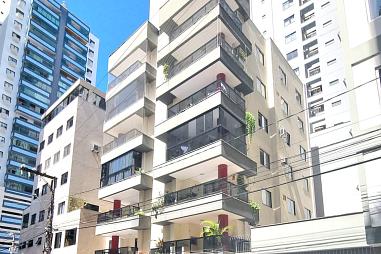 Duplex à venda na quadra do mar com 03 suítes, lavabo, sala para 02 ambientes, cozinha, área de serviço, sacada com churrasqueira e 01 vaga privativa.