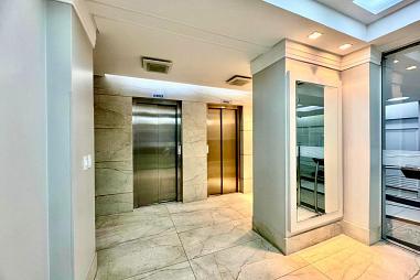 APARTAMENTO QUADRA MAR À VENDA COM 02 DORMITÓRIOS, SALA PARA 02 AMBIENTES, SACADA INTEGRADA COM VISTA PARCIAL DO MAR & 01 VAGA DE GARAGEM AMPLA.