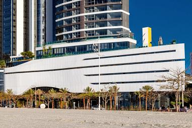 Apartamento à venda, frente mar, alto padrão, mobiliado, com 04 suítes, 04 vagas e 230 m² privativos, na Barra Sul de Balneário Camboriú – SC.