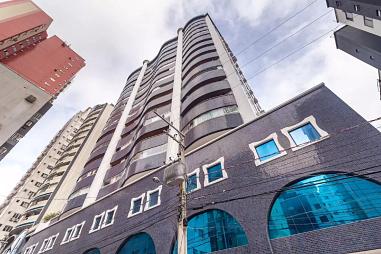 Apartamento à venda na quadra do mar, em Balneário Camboriú, contendo 3 suítes, 146 m² privativos, área de lazer com piscina e 2 vagas de garagem.