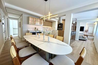 Apartamento à venda em Balneário Camboriú, com vista para o mar,  reformado e mobiliado, com 3 suítes, 155,85 m² privativos e garagem privativa.